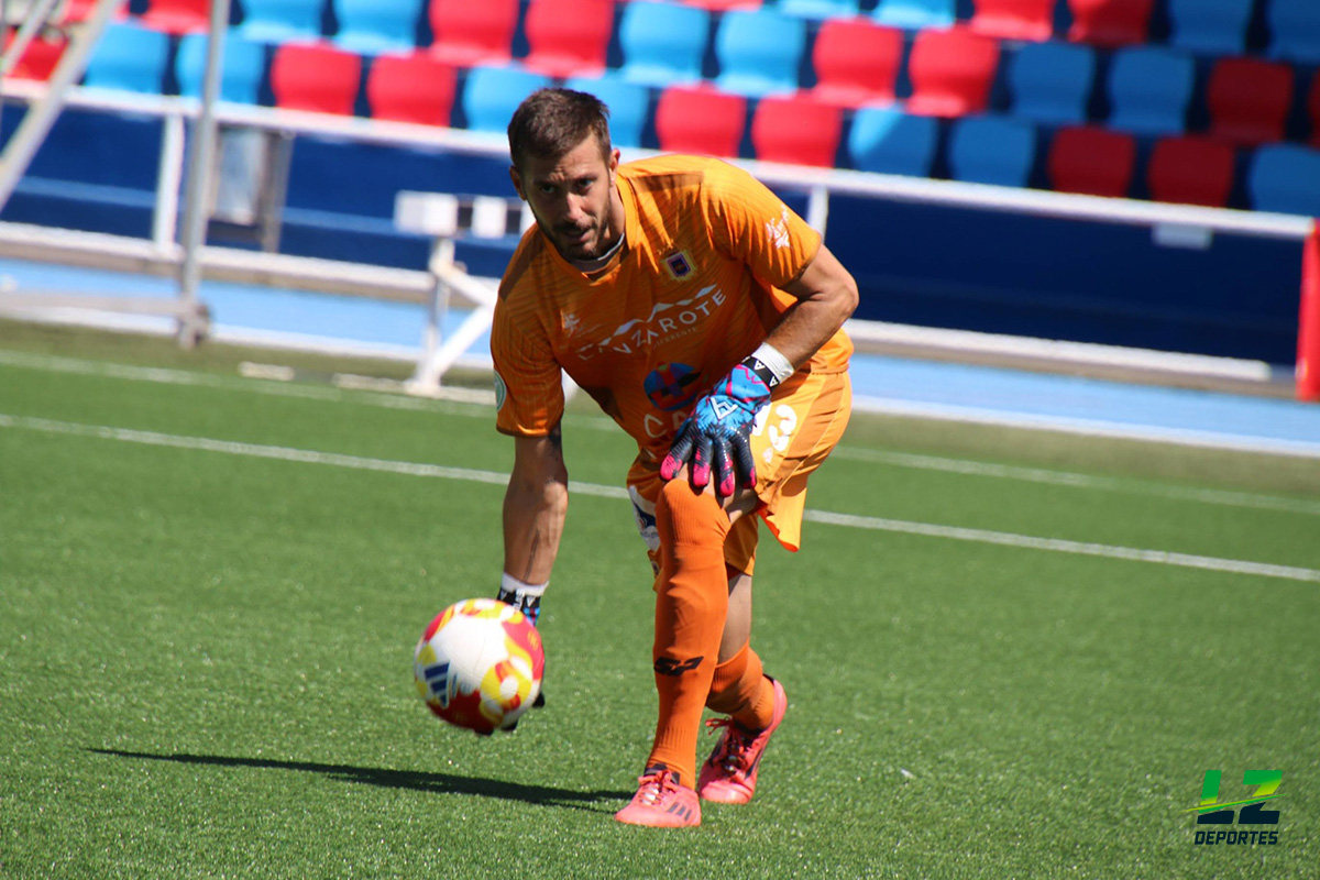 Ruymán Fernández renueva con la UD Lanzarote hasta 2027 y seguirá liderando la portería rojilla