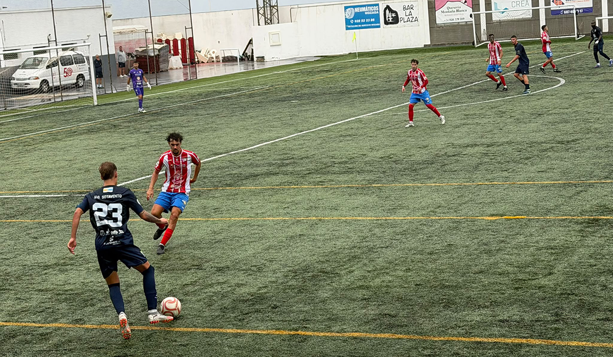 El San Bartolomé CF deja escapar la victoria ante el Playas de Sotavento